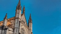 Katedral Winchester. Hadirnya Lady Diana Spencer memainkan peran penting di season baru The Crown season ini, pernikahannya yang dipublikasikan dengan baik dengan Pangeran Charles juga akan ditampilkan. Dalam kehidupan nyata, pernikahan dilangsungkan di Katedral St Paul, namun dalam serial The Crown ini interior Katedral Winchester digunakan sebagai pengganti lokasi sesungguhnya.