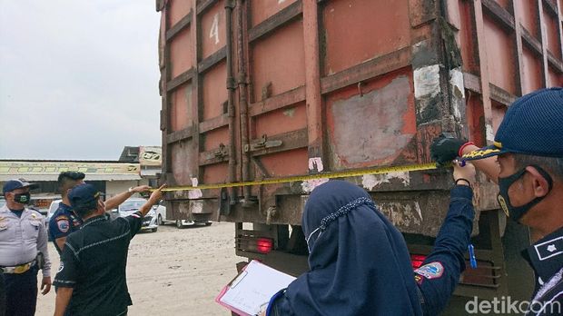 Kemenhub merazia truk yang membawa muatan melebihi kapasitas karena diduga menjadi penyebab rusaknya jalan (M Iqbal/detikcom)