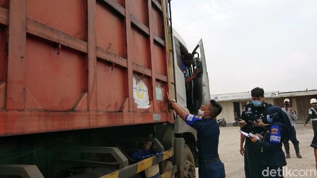 Kemenhub merazia truk yang membawa muatan melebihi kapasitas karena diduga menjadi penyebab rusaknya jalan (M Iqbal/detikcom)
