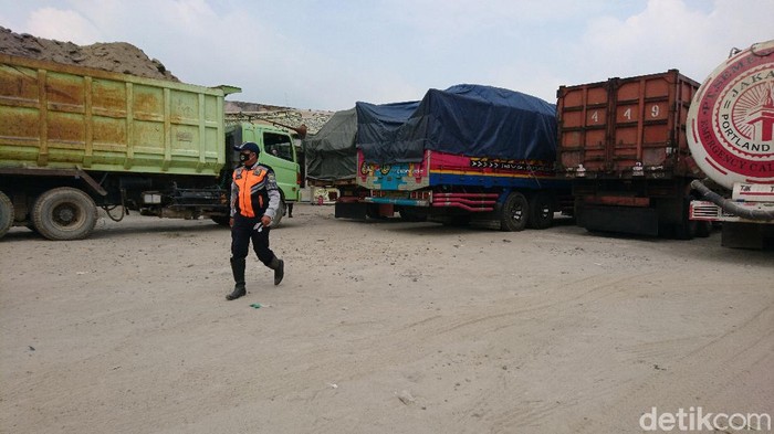 Kemenhub merazia truk yang membawa muatan melebihi kapasitas karena diduga menjadi penyebab rusaknya jalan (M Iqbal/detikcom)