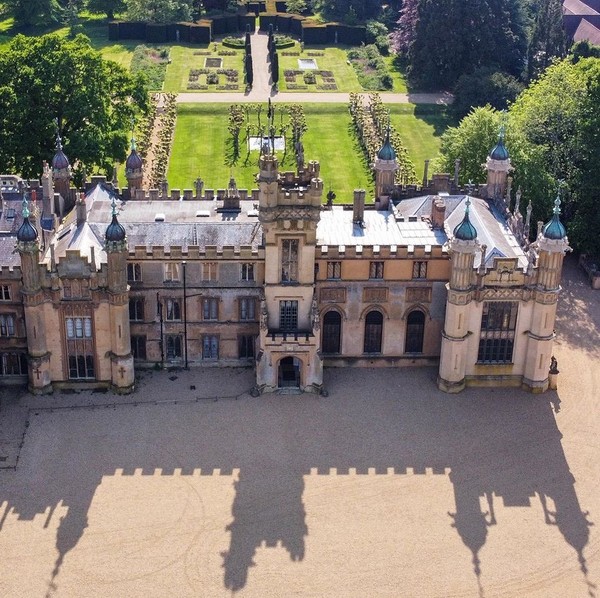 Knebworth House. Dihiasi dengan patung gargoyle dan dimahkotai dengan menara dan kubah.