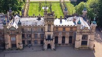 Knebworth House. Dihiasi dengan patung gargoyle dan dimahkotai dengan menara dan kubah.