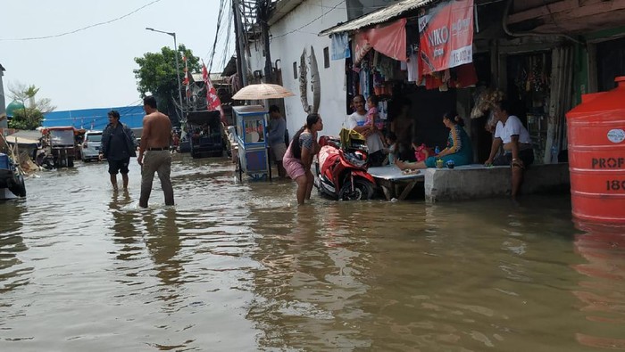 Kondisi banjir di kawasan Jakarta Utara pukul 13.00 WIB.