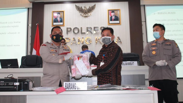 Konferensi pers pengungkapan kasus uang palsu di Mapolresta Kupang