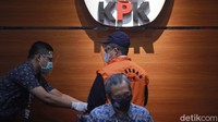 Kasus pertama, Zulkifli diduga memberikan Rp 550 juta kepada Yaya untuk mengurus DAK pada APBN-P 2017 dan APBN 2018 untuk Kota Dumai. 