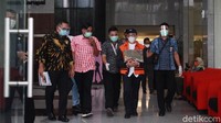 Sedangkan untuk perkara kedua, yaitu gratifikasi, Zulkifli diduga menerima gratifikasi berupa uang Rp 50 juta dan fasilitas kamar hotel di Jakarta.