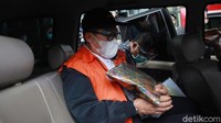 Sedangkan untuk perkara kedua, Zulkifli dijerat dengan Pasal 12 B atau Pasal 11 UU Tipokor juncto Pasal 55 ayat 1 ke-1 KUHP.