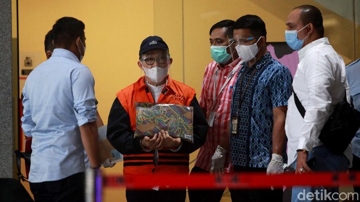 KPK Borgol Wali Kota Dumai KPK menahan Wali Kota Dumai Zulkifli Adnan Singkah (ZAS) terkait kasus mafia anggaran. Ia ditetapkan sebagai tersangka oleh KPK sejak 2019 lalu, namun saat itu belum ditahan.