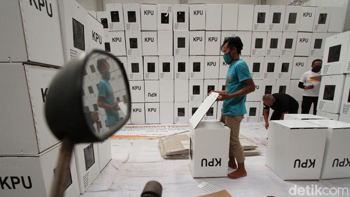 Hari Ini, KPU Solo mulai rakit 2.552 kotak suara Pilkada 2020. Berbahan Dupleks, kotak suara akan didistribusikan ke 1.232 TPS di Solo.