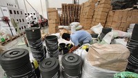 Butuh delapan orang untuk merakit kota suara kardus ini dengan waktu tiga hari.  