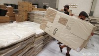 Kotak suara tiba di KPU Solo masih berbentuk lembaran dan terbungkus.  