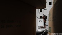 Sedangkan yang karantina mandiri di rumah akan dilayani oleh tenaga KPPS dengan protokol kesehatan ketat.