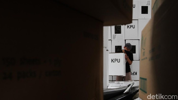 Hari Ini, KPU Solo mulai rakit 2.552 kotak suara Pilkada 2020. Berbahan Dupleks, kotak suara akan didistribusikan ke 1.232 TPS di Solo.