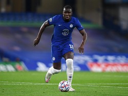 Masih di pos bek tengah, secara mengejutkan ada Kurt Zouma. Pemain Chelsea ini dinilai terus berkembang dan jago dalam duel bola atas (Mike Hewitt/Getty Images)
