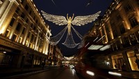 Lampu Natal Regent Street bertajuk The Spirit of Christmas berdiri menyala di London, Inggris.  