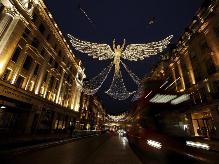 Lampu Natal Bersayap Hiasi Jalan di London