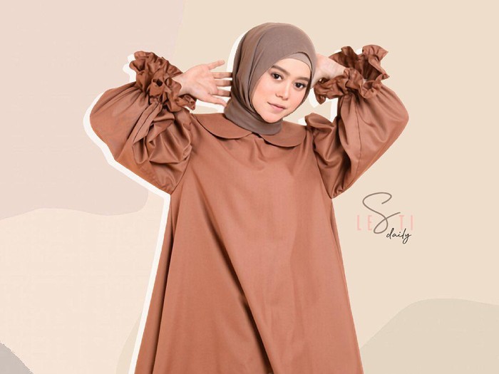 Tutorial hijab ala Lesti Kejora. Foto: Instagram @lestydaily Tutorial hijab ala Lesti Kejora. Foto: Instagram @lestydaily