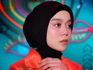 7 Tutorial Hijab ala Lesti Kejora, Hijab Segi Empat hingga Pashmina