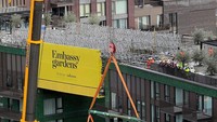 Namun, kolam renang ini dikhususnya hanya untuk pemilik apartemen di Embassy Gardens dan menjadi anggota Eg: le Club eksklusif pengembangan.