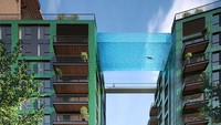 Kolam renang sepanjang 25 meter yang mengesankan menggantung 35 meter (115 kaki) di atas tanah dan telah dibangun di antara dua bangunan di Taman Kedutaan, lingkungan perumahan baru di Nine Elms, London, Inggris.
