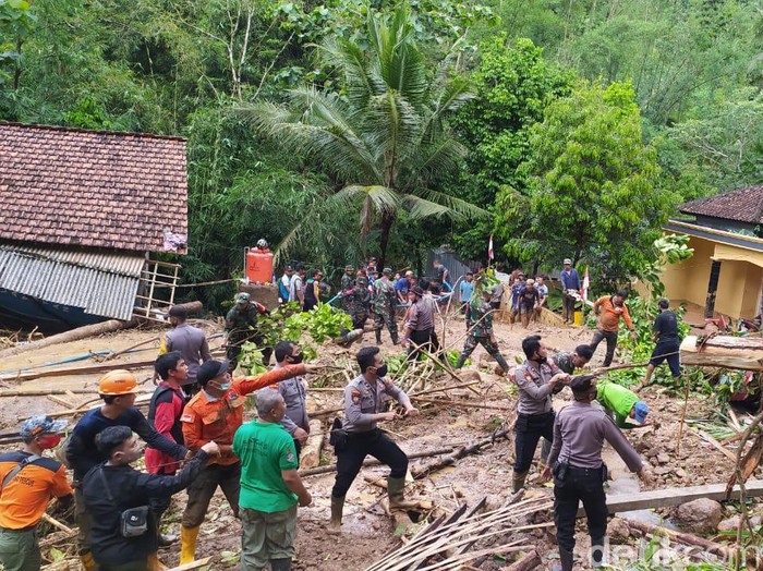 Longsor menimpa rumah warga di Desa Banjarpanepen, Banyumas, Selasa (17/11/2020).