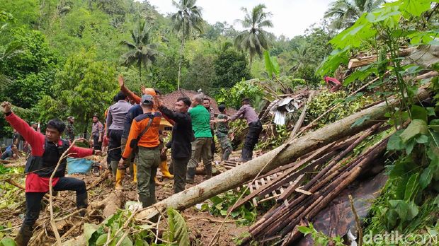 Longsor menimpa rumah warga di Desa Banjarpanepen, Banyumas, Selasa (17/11/2020).