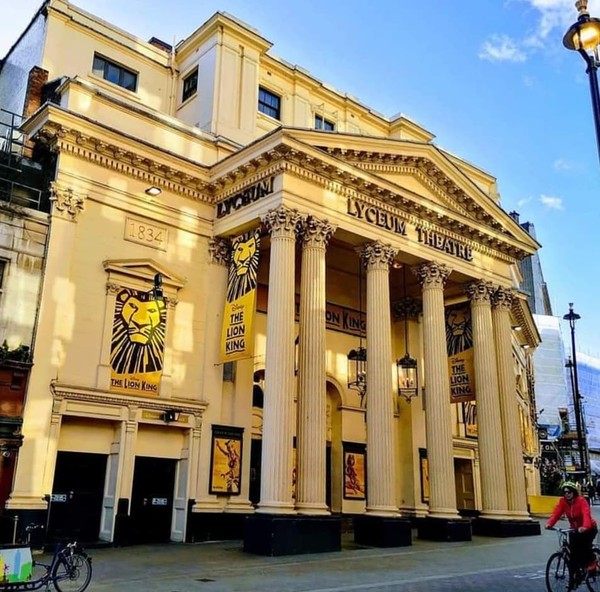 Ada interior megah yang bisa ditemukan baik di dalam maupun di luar Lyceum Theatre, terutama terdapat pilar neo-klasik yang menjulang tinggi untuk menyambut para tamu di pintu masuk. Ada interior megah yang bisa ditemukan baik di dalam maupun di luar Lyceum Theatre, terutama terdapat pilar neo-klasik yang menjulang tinggi untuk menyambut para tamu di pintu masuk.