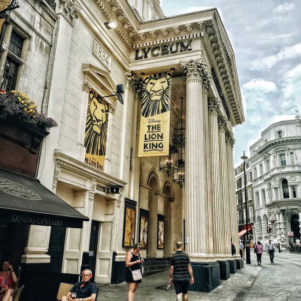 Lyceum Theatre. Di serial Netflix The Crown seasons keempat, Anda akan melihat Matt Smith (Pangeran Phillip) dan Claire Foy (Ratu Elizabeth) tampak elegan dalam pakaian bergaya 1940-an di Teater Lyceum, yang dibuka pada tahun 1841. Lyceum Theatre. Di serial Netflix The Crown seasons keempat, Anda akan melihat Matt Smith (Pangeran Phillip) dan Claire Foy (Ratu Elizabeth) tampak elegan dalam pakaian bergaya 1940-an di Teater Lyceum, yang dibuka pada tahun 1841.