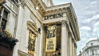 Lyceum Theatre. Di serial Netflix The Crown seasons keempat, Anda akan melihat Matt Smith (Pangeran Phillip) dan Claire Foy (Ratu Elizabeth) tampak elegan dalam pakaian bergaya 1940-an di Teater Lyceum, yang dibuka pada tahun 1841.