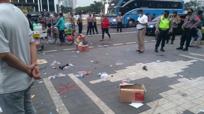 Massa aksi demonstrasi di depan Kemdikbud mulai bubar, sisakan sampah.