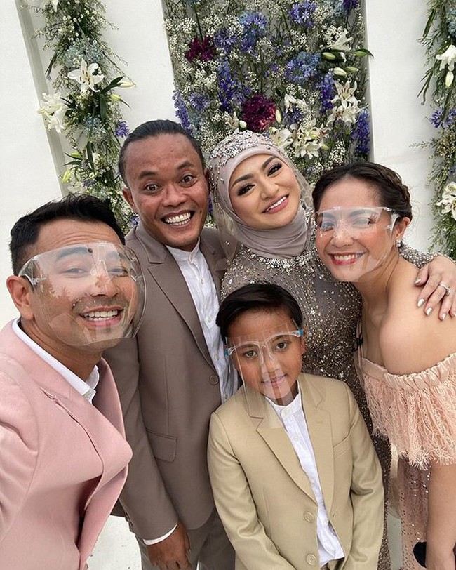 Dalam acara pernikahan itu Nagita terlihat anggun mengenakan dress berwarna merah muda yang memperlihatkan bahu mulusnya. Foto: instagram.com/@raffinagita1717