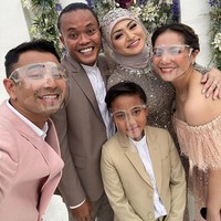 Dalam acara pernikahan itu Nagita terlihat anggun mengenakan dress berwarna merah muda yang memperlihatkan bahu mulusnya. Foto: instagram.com/@raffinagita1717