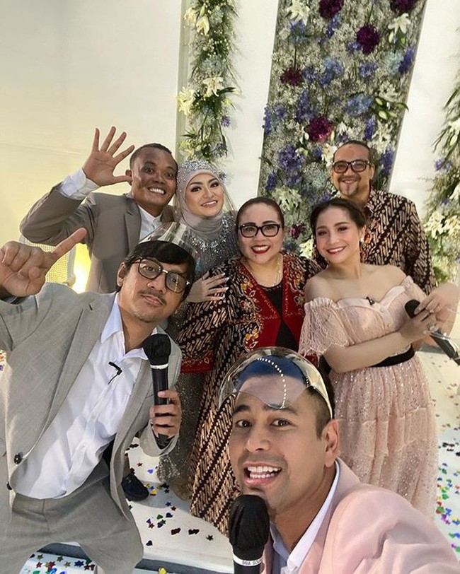 Tak hanya diundang sebagai tamu, Nagita Slavina dan Raffi Ahmad juga ikut menjadi pembawa acara. Foto: instagram.com/@raffinagita1717