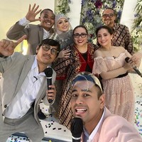 Tak hanya diundang sebagai tamu, Nagita Slavina dan Raffi Ahmad juga ikut menjadi pembawa acara. Foto: instagram.com/@raffinagita1717