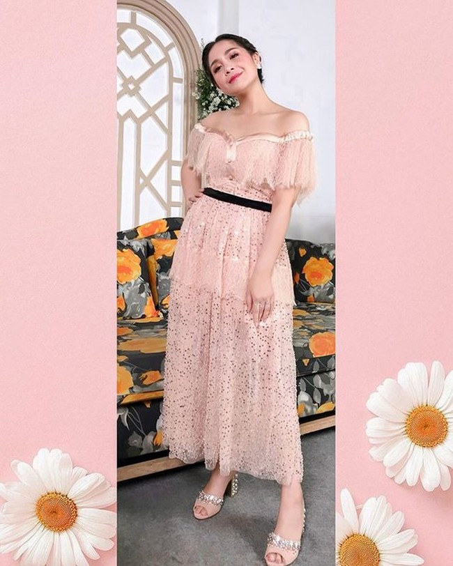 Menggunakan dress sabrina berwarna pink lengkap dengan heels berwarna senada membuat tampilan Nagita terlihat anggun dan menawan. Foto: instagram.com/@raffinagita1717