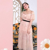 Menggunakan dress sabrina berwarna pink lengkap dengan heels berwarna senada membuat tampilan Nagita terlihat anggun dan menawan. Foto: instagram.com/@raffinagita1717