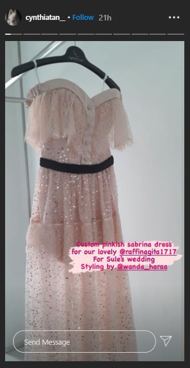 Dress yang dikenakan oleh ibu satu orang anak itu ternyata merupakan karya desainer Indonesia, Cynthia Tan. Sang desainer sendiri sempat mengunggah foto dress tersebut dalam Instagram storynya. Foto: instagram.com/@cynthiatan_