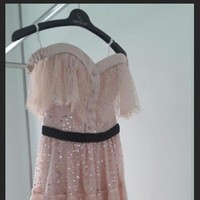 Dress yang dikenakan oleh ibu satu orang anak itu ternyata merupakan karya desainer Indonesia, Cynthia Tan. Sang desainer sendiri sempat mengunggah foto dress tersebut dalam Instagram storynya. Foto: instagram.com/@cynthiatan_