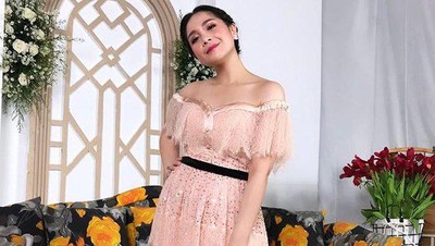 7 Gaya Nagita Slavina di Pernikahan Sule, Bahu Terbukanya Jadi Atensi