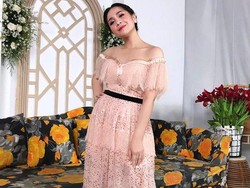 7 Gaya Nagita Slavina di Pernikahan Sule, Bahu Terbukanya Jadi Atensi