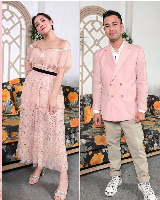 Sang suami, Raffi Ahmad juga terlihat mengenakan pakaian senada dengan Nagita. Pasangan yang satu ini jadi terlihat kompak banget ya.. Foto: instagram.com/@raffinagita1717