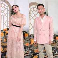 Sang suami, Raffi Ahmad juga terlihat mengenakan pakaian senada dengan Nagita. Pasangan yang satu ini jadi terlihat kompak banget ya.. Foto: instagram.com/@raffinagita1717