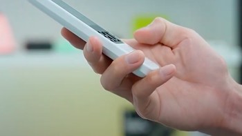 Walau sekarang zamannya smartphone, feature phone masih cukup laris, biasanya sebagai HP kedua. Foto: YouTube