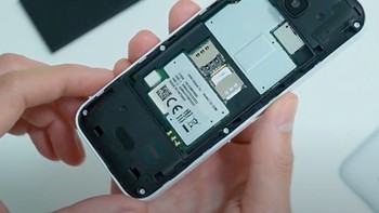 Baterai 1.500 mAh yang dibawanya dapat dilepas dan diisi ulang dengan port microUSB seperti halnya ponsel di masa silam. Foto: YouTube