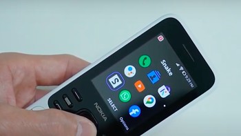 HP ini dibekali layar 2,4 inch LCD resolusi 320 240 pixel. Ia menjalankan KaiOS dengan beberapa aplikasi kekinian yang berguna, sebut saja WhatsApp, Google Maps dan asisten pintar Google Assistant. Foto: YouTube