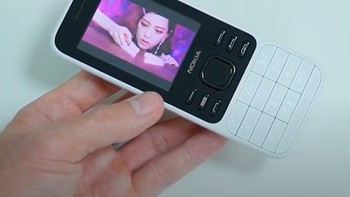 Chipset yang dipakai Snapdragon 210 dan memori internalnya 4 GB dengan micro SD untuk ekspansi. Foto: YouTube