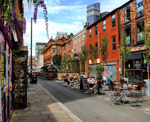 Dalam film ini, Northern Quarter, Manchester menjadi New York untuk beberapa adegan di The Crown season empat, dengan fokus pada perjalanan solo Putri Diana pada tahun 1989. Kamu akan melihat melintasnya taksi kuning dan ikon kereta bawah tanah, dan beberapa toko dan kafe vintage terbaik Manchester ditransformasi menjadi sangat berbeda. Dalam film ini, Northern Quarter, Manchester menjadi New York untuk beberapa adegan di The Crown season empat, dengan fokus pada perjalanan solo Putri Diana pada tahun 1989. Kamu akan melihat melintasnya taksi kuning dan ikon kereta bawah tanah, dan beberapa toko dan kafe vintage terbaik Manchester ditransformasi menjadi sangat berbeda.