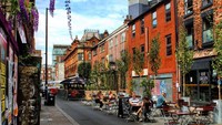 Dalam film ini, Northern Quarter, Manchester menjadi New York untuk beberapa adegan di The Crown season empat, dengan fokus pada perjalanan solo Putri Diana pada tahun 1989. Kamu akan melihat melintasnya taksi kuning dan ikon kereta bawah tanah, dan beberapa toko dan kafe vintage terbaik Manchester ditransformasi menjadi sangat berbeda.