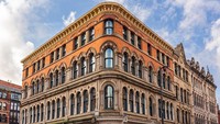 Lokasi syuting The Crown berikutnya adalah Northern Quarter, Manchester.Tempat ini biasanya menjadi tempat mempromosikan kota New York yang bernama Northern Quarter Manchester.