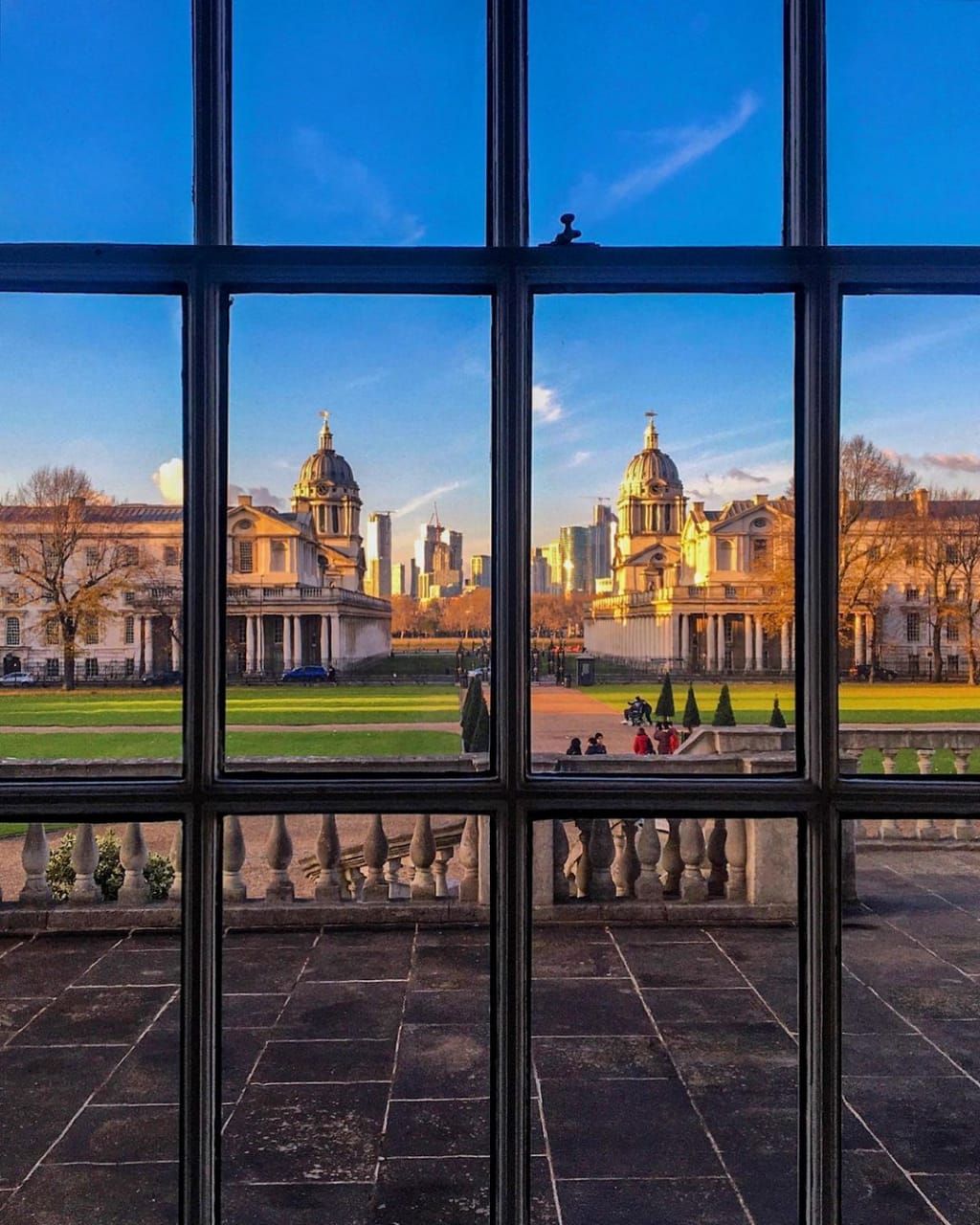 Old Royal Naval College di Greenwich, London Timur. Berada di samping Sungai Thames di Greenwich adalah salah satu lokasi pembuatan film paling populer di London, seperti Les Miserables dan Pirates of the Caribbean: On Stranger Tides. Untuk film The Crown, The Old Royal Naval College, dipakai untuk memberi kesan eksterior Istana Buckingham.